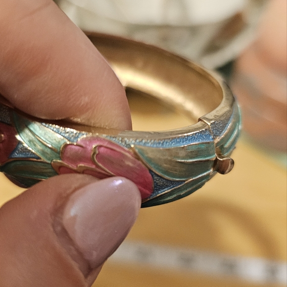 Vintage Kramer hinged bangle bracelet - Picture 5 of 16